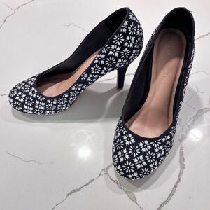 Kelly & Katie | Coderno Women’s Embroidered White Flowers Navy Blue Heels Pumps